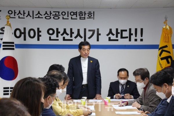 윤화섭 안산시장 범시민 후보가 안산시 소상공인연합회 사무실에서 열린 임원들과의 간담회에서 인사말을 하고 있다./사진=윤화섭 후보 캠프 윤화섭 안산시장 범시민 후보가 안산시 소상공인연합회 사무실에서 열린 임원들과의 간담회에서 인사말을 하고 있다./사진=윤화섭 후보 캠프