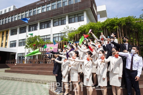 와이즈유 영산대학교 항공관광학과 신입생들이 지난 11일 오후 2시 해운대캠퍼스 잔디운동장에서 소망비행기를 날리고 있다./사진=영산대 와이즈유 영산대학교 항공관광학과 신입생들이 지난 11일 오후 2시 해운대캠퍼스 잔디운동장에서 소망비행기를 날리고 있다./사진=영산대