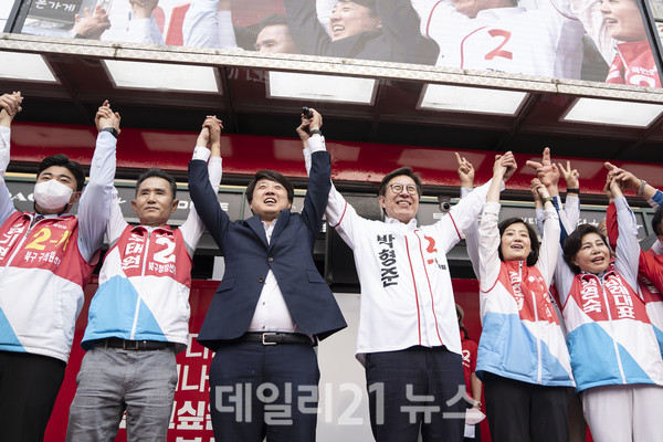 박형준 국민의힘 부산시장 후보는 사하구와 북구를 돌며 집중유세를 이어갔다./사진=박형준 캠프 박형준 국민의힘 부산시장 후보는 사하구와 북구를 돌며 집중유세를 이어갔다./사진=박형준 캠프