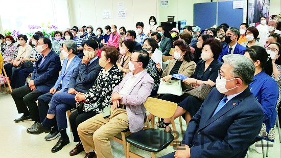 지지선언식에 참여한 작은나눔 부산16구봉사회 임원들. 지지선언식에 참여한 작은나눔 부산16구봉사회 임원들.