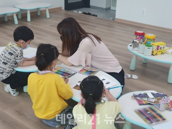 김해시는 다문화가정 자녀 기초학습을 위한 ‘취학준비 학습지원 사업’을 본격 운영한다고 25일 밝혔다./사진=김해시 김해시는 다문화가정 자녀 기초학습을 위한 ‘취학준비 학습지원 사업’을 본격 운영한다고 25일 밝혔다./사진=김해시