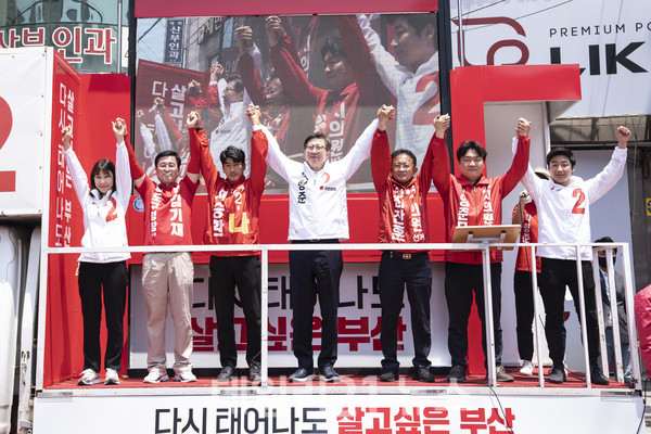 박형준 국민의힘 부산시장 후보가 영도구 동삼동 농협 앞에서 김기재 구청장 후보와 함께 영도구 집중유세를 갖고 지지를 호소했다./사진=박형준캠프 박형준 국민의힘 부산시장 후보가 영도구 동삼동 농협 앞에서 김기재 구청장 후보와 함께 영도구 집중유세를 갖고 지지를 호소했다./사진=박형준캠프