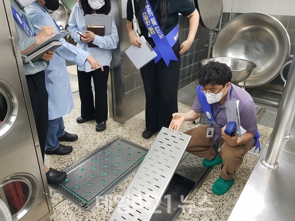 지난 2일 신곡중학교 산업안전보건 합동점검 모습./사진=부산교육청 지난 2일 신곡중학교 산업안전보건 합동점검 모습./사진=부산교육청