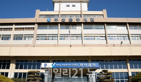 부산본부세관은 특수개조한 선박 내 비밀창고를 이용하여 해상 면세유를 밀수한 일당을 검거했다./사진=부산본부세관 부산본부세관은 특수개조한 선박 내 비밀창고를 이용하여 해상 면세유를 밀수한 일당을 검거했다./사진=부산본부세관