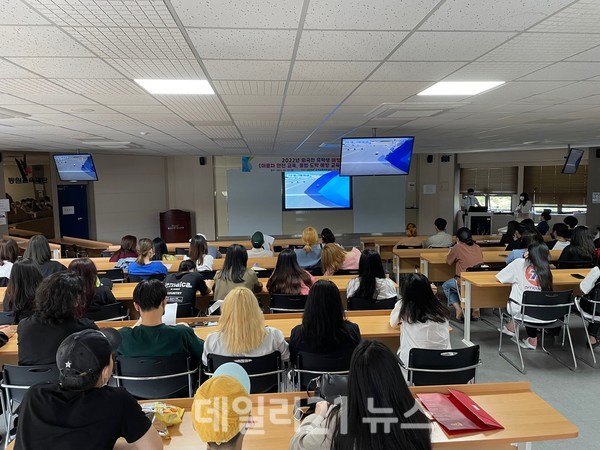 양산경찰서가 유학생을 대상으로 “교통안전교육 및 보이스피싱 등 범죄예방교육”을 개최하고 있는 모습./사진=양산경찰서 양산경찰서가 유학생을 대상으로 “교통안전교육 및 보이스피싱 등 범죄예방교육”을 개최하고 있는 모습./사진=양산경찰서