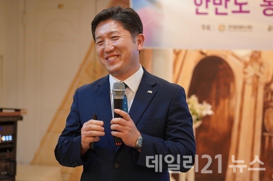 서인택 통일천사 공동상임의장. 서인택 통일천사 공동상임의장.