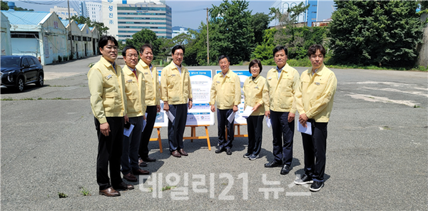 부산시의회 기획재경위원회 의원들(왼쪽부터 반선호의원, 김형철의원, 성창용의원, 김광명 위원장, 이승우 부위원장, 배영숙 의원, 황석칠 의원, 김태효 의원)이 공유재산관리 변경계획안 심의를 위해 현장을 점검하고 있다./사진=부산시의회 ▲ 부산시의회 기획재경위원회 의원들(왼쪽부터 반선호의원, 김형철의원, 성창용의원, 김광명 위원장, 이승우 부위원장, 배영숙 의원, 황석칠 의원, 김태효 의원)이 공유재산관리 변경계획안 심의를 위해 현장을 점검하고 있다./사진=부산시의회
