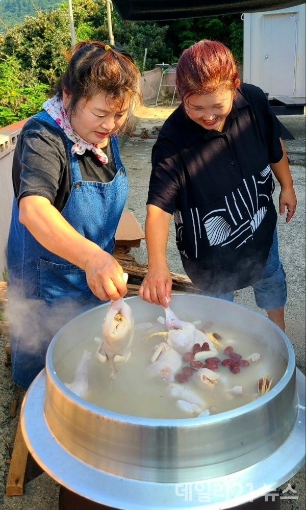 신해경 욕지 지회장(좌측)과 박기순 부회장(우측)이 삼계탕 요리를 하고 있다.(제공=욕지지회) 신해경 욕지 지회장(좌측)과 박기순 부회장(우측)이 삼계탕 요리를 하고 있다.(제공=욕지지회)