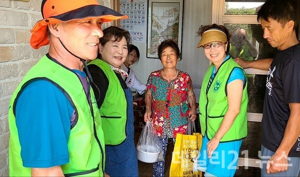 회원들이 삼계탕을 전달하고 있다.(제공=욕지지회) 회원들이 삼계탕을 전달하고 있다.(제공=욕지지회)