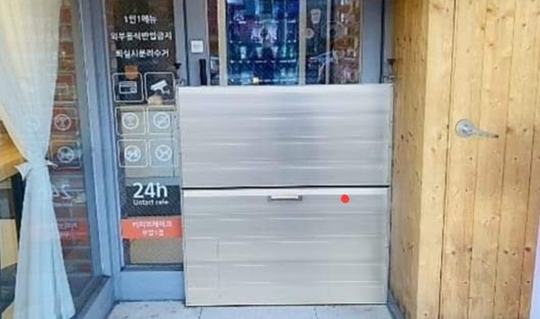 부산 남구가 집중호우시 침수피해를 방지하고자 침수방지시설(차수판) 설치사업을 추진하고 있다./사진=부산남구청제공 부산 남구가 집중호우시 침수피해를 방지하고자 침수방지시설(차수판) 설치사업을 추진하고 있다./사진=부산남구청제공