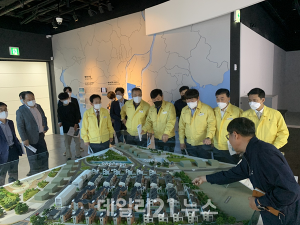 부산광역시의회 건설교통위원회가 에코델타시티, 가덕도신공항, 북항재개발, 범천동 철도차량기지 현장 등 상임위 소관 주요 현안사업장에 대한 현장방문에 나섰다. /사진=부산시의회제공 부산광역시의회 건설교통위원회가 에코델타시티, 가덕도신공항, 북항재개발, 범천동 철도차량기지 현장 등 상임위 소관 주요 현안사업장에 대한 현장방문에 나섰다. /사진=부산시의회제공