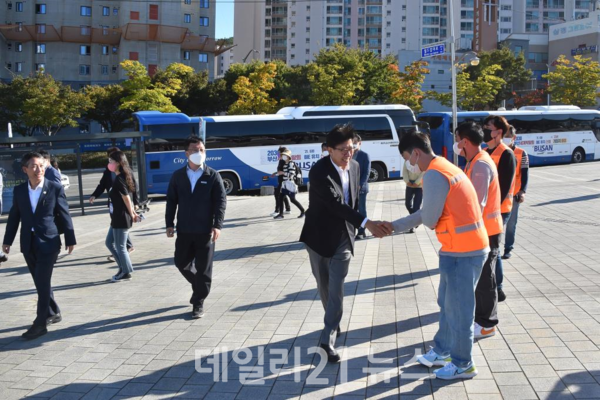 박형준 부산시장이 콘서트를 주최 관계자와 개최를 위해 준비 막바지까지 최선을 다해 지원 중인 시, 구, 유관기관 직원들을 직접 격려했다./사진=부산시제공 박형준 부산시장이 콘서트를 주최 관계자와 개최를 위해 준비 막바지까지 최선을 다해 지원 중인 시, 구, 유관기관 직원들을 직접 격려했다./사진=부산시제공