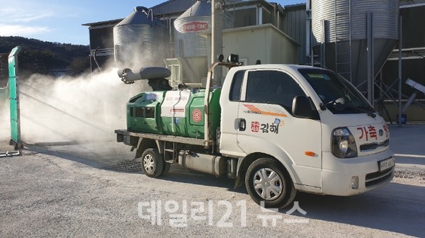 김해시 조류인플루엔자(AI) 방역대책본부는 생림면 사촌천 야생조류(쇠오리)에서 고병원성(H5N1) AI가 검출됨에 따라 가금농가에 대한 차단방역을 강화한다./사진=김해시제공 김해시 조류인플루엔자(AI) 방역대책본부는 생림면 사촌천 야생조류(쇠오리)에서 고병원성(H5N1) AI가 검출됨에 따라 가금농가에 대한 차단방역을 강화한다./사진=김해시제공