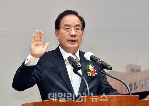 하윤수 교육감은 취임 이후 교육 현안으로 34차례에 걸쳐 민원인과 만나는 등 소통을 확대하고 있다./사진=부산교육청 제공 하윤수 교육감은 취임 이후 교육 현안으로 34차례에 걸쳐 민원인과 만나는 등 소통을 확대하고 있다./사진=부산교육청 제공