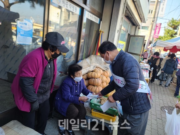 밀양시가 ‘제317차 안전점검의 날 행사’를 내이동 시외버스터미널에서 실시했다./사진=밀양시 제공 밀양시가 ‘제317차 안전점검의 날 행사’를 내이동 시외버스터미널에서 실시했다./사진=밀양시 제공