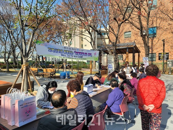 사하구 장림1동 지역사회보장협의체가 '지역사회와 동행하는‘이동커뮤니티센터’를 운영했다./사진=부산사하구청 제공 사하구 장림1동 지역사회보장협의체가 '지역사회와 동행하는‘이동커뮤니티센터’를 운영했다./사진=부산사하구청 제공