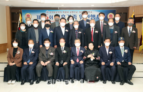 제16회 보훈가족 위안 큰잔치 참석자들이 기념촬영을 하고 있다./사진=밀양시 제공 제16회 보훈가족 위안 큰잔치 참석자들이 기념촬영을 하고 있다./사진=밀양시 제공