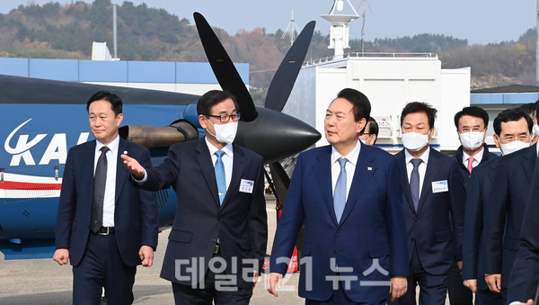 윤석열 대통령과 박완수 경상남도지사가 도내 방위산업체를 방문해 무기체계 및 공장 생산 공정을 둘러보고 있는 모습./사진=경남도 제공 윤석열 대통령과 박완수 경상남도지사가 도내 방위산업체를 방문해 무기체계 및 공장 생산 공정을 둘러보고 있는 모습./사진=경남도 제공