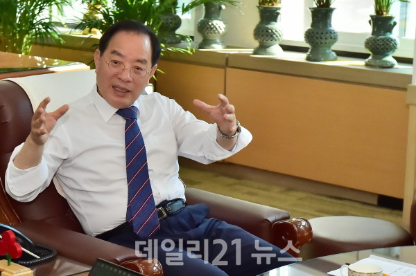 하윤수 교육감이 부산교육정책의 효과적 홍보와 교육수요자 공감대 확산을 위해 학생, 학부모, 시민들로부터 직접 홍보대사를 추천받는다./사진=부산교육청 제공 하윤수 부산교육감이 부산교육정책의 효과적 홍보와 교육수요자 공감대 확산을 위해 학생, 학부모, 시민들로부터 직접 홍보대사를 추천받는다./사진=부산교육청 제공