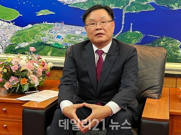 홍남표 창원시장이 본보와 인터뷰를 진행하고 있는 모습./사진=황상동 선임기자 홍남표 창원시장이 본보와 인터뷰를 진행하고 있는 모습./사진=황상동 선임기자