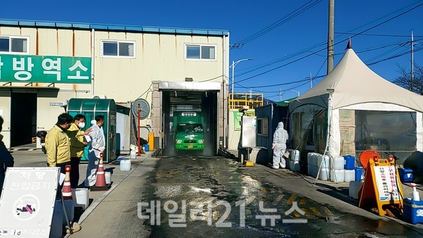 이정곤 양산시 부시장이 고병원성 조류인플루엔자(AI) 관내 유입 차단을 위해 방역상황을 점검하고 있는 모습./사진=양산시 제공 이정곤 양산시 부시장이 고병원성 조류인플루엔자(AI) 관내 유입 차단을 위해 방역상황을 점검하고 있는 모습./사진=양산시 제공