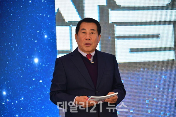 나동연 양산시장이 신년 기자회견을 열고 ‘낙동강 황산공원 종합정비 계획’을 발표했다./사진=양산시 제공 나동연 양산시장이 신년 기자회견을 열고 ‘낙동강 황산공원 종합정비 계획’을 발표했다./사진=양산시 제공