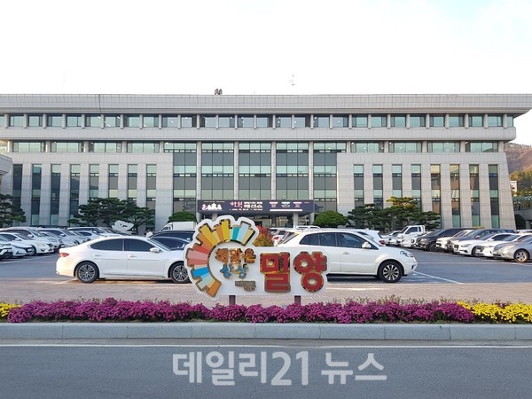 밀양시가 계묘년을 맞아 오는 10일부터 6일간의 일정으로 올 한 해 시정방향을 공유하고 현장의 생생한 목소리를 시정에 반영하기 위한 ‘읍면동 방문 주민과의 대화’를 실시한다./DB=일요부산 밀양시가 계묘년을 맞아 오는 10일부터 6일간의 일정으로 올 한 해 시정방향을 공유하고 현장의 생생한 목소리를 시정에 반영하기 위한 ‘읍면동 방문 주민과의 대화’를 실시한다./DB=일요부산