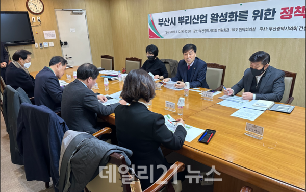 부산광역시의회 조상진의원이 뿌리산업 관련 전문가들과 함께 ‘부산시 뿌리산업 활성화를 위한 정책간담회’를 개최했다./사진=부산시의회 제공 부산광역시의회 조상진의원이 뿌리산업 관련 전문가들과 함께 ‘부산시 뿌리산업 활성화를 위한 정책간담회’를 개최했다./사진=부산시의회 제공