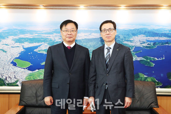 홍남표 창원시장이 LH 경남지역본부 정성시 신임 본부장을 접견했다./사진=창원시 제공 홍남표 창원시장이 LH 경남지역본부 정성시 신임 본부장을 접견했다./사진=창원시 제공