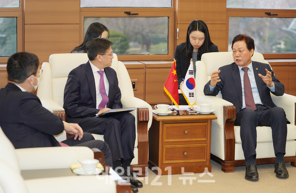 박완수 경상남도지사가 천르뱌오 주부산중국총영사를 접견했다./사진=경남도 제공 박완수 경상남도지사가 천르뱌오 주부산중국총영사를 접견했다./사진=경남도 제공