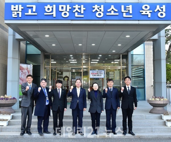 하윤수 교육감이 오륜정보산업학교를 방문한 모습./사진=부산교육청 제공