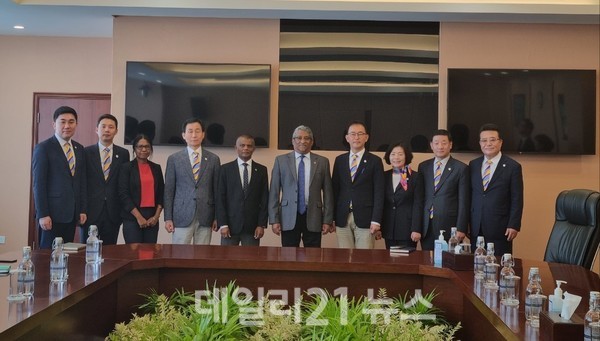 동남아시아를 담당한 이종진 복지환경위원장(북구3)을 단장으로 서국보(동래구3), 강무길(해운대구4), 이종환(강서구1), 송우현(동래구2), 이대석(부산진구2) 정태숙(남구2) 의원./사진=부산시의회 제공 동남아시아를 담당한 이종진 복지환경위원장(북구3)을 단장으로 서국보(동래구3), 강무길(해운대구4), 이종환(강서구1), 송우현(동래구2), 이대석(부산진구2) 정태숙(남구2) 의원./사진=부산시의회 제공