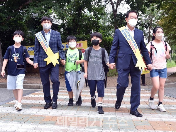 하윤수 교육감이 ‘안심 알리미 및 통학버스 위치추적 서비스’를 지원한다./사진=부산교육청 제공 하윤수 교육감이 ‘안심 알리미 및 통학버스 위치추적 서비스’를 지원한다./사진=부산교육청 제공