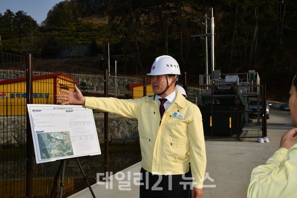 박종우 거제시장이 시설물 및 공사장의 안전관리 실태를 점검하고 있는 모습./사진=거제시 제공 박종우 거제시장이 시설물 및 공사장의 안전관리 실태를 점검하고 있는 모습./사진=거제시 제공