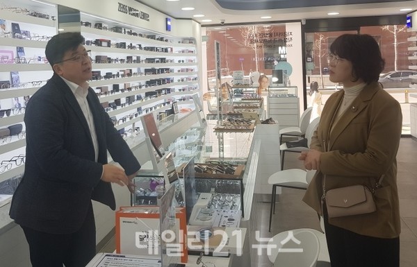 자이스 비전센터 안경원 창원점의 후원으로 취약계층 아동 44명에게 안경을 지원한다./사진=창원시 제공 자이스 비전센터 안경원 창원점의 후원으로 취약계층 아동 44명에게 안경을 지원한다./사진=창원시 제공