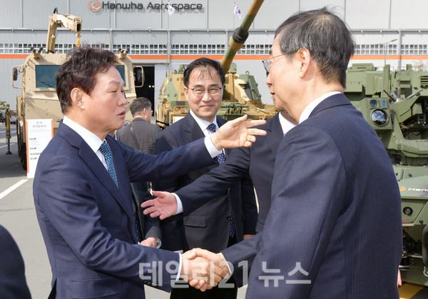 박완수 경남도지사는 한덕수 국무총리와 방산업체를 방문해 수출 확대 성과 격려를 격려했다./사진=경남도 제공 박완수 경남도지사는 한덕수 국무총리와 방산업체를 방문해 수출 확대 성과 격려를 격려했다./사진=경남도 제공