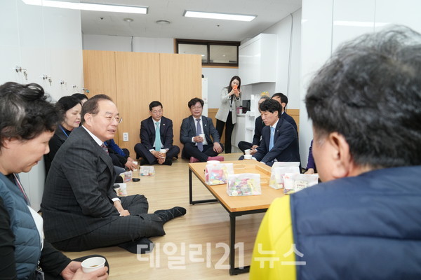 하윤수 교육감이 학교 근무 환경미화원 휴게공간 전면 개선사업을 추진한다./사진=부산교육청 제공 하윤수 교육감이