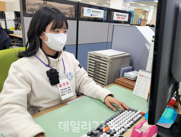 부산 동구가 증가하는 악성민원인의 위법행위로부터 민원 응대 공무원을 보호하기 위한 조치에 나섰다./사진=부산동구청 제공 부산 동구가 증가하는 악성민원인의 위법행위로부터 민원 응대 공무원을 보호하기 위한 조치에 나섰다./사진=부산동구청 제공