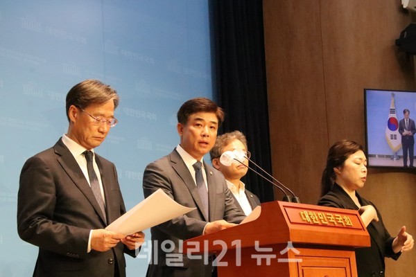 '글로벌 기업 경쟁력 강화 민주당 의원 모임' 결성을 위한 기자회견을 진행하고 있는 모습./사진=김병욱 의원실 제공 '글로벌 기업 경쟁력 강화 민주당 의원 모임' 결성을 위한 기자회견을 진행하고 있는 모습./사진=김병욱 의원실 제공