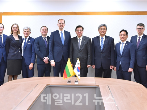 박형준 부산시장이 국제의전실에서 마리우스 스쿠오디스 리투아니아 교통통신부 장관을 비롯한 사절단과 기면촬영을 하고있다./사진=부산시 제공 박형준 부산시장이 국제의전실에서 마리우스 스쿠오디스 리투아니아 교통통신부 장관을 비롯한 사절단과 기면촬영을 하고있다./사진=부산시 제공