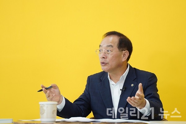 취임 1주년을 맞은 부산시교육청 하윤수 교육감이 인터뷰를 하고 있다.(사진촬영=박정우 기자) 취임 1주년을 맞은 부산시교육청 하윤수 교육감이 인터뷰를 하고 있다.(사진촬영=박정우 기자)
