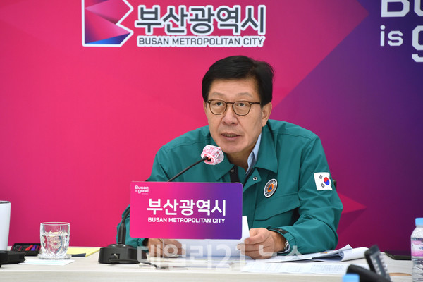 박형준 부산시장이 제6호 태풍 「카눈」 대응 유관기관 합동 대책회의를 개최했다./사진=부산시 제공 박형준 부산시장이 제6호 태풍 「카눈」 대응 유관기관 합동 대책회의를 개최했다./사진=부산시 제공
