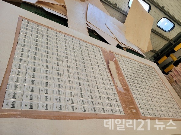 합판 속 담배1갑(24mm)높이의 공간에 대량의 담배가 은닉되어 있다.(사진제공=부산세관) 합판 속 담배1갑(24mm)높이의 공간에 대량의 담배가 은닉되어 있다.(사진제공=부산세관)