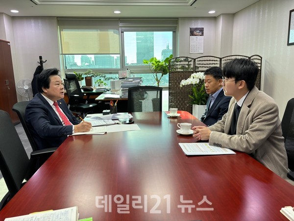 강기윤 의원이 국토교통부 국토도시실장과 면담을 하고 있는 모습./사진=강기윤의원실 제공 강기윤 의원이 국토교통부 국토도시실장과 면담을 하고 있는 모습./사진=강기윤의원실 제공
