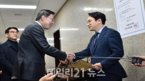 박형준 부산시장이 산업은행 부산이전 촉구 및 국비 관련하여 국회에 방문해 주요인사를 만나고 있다./사진=부산시제공 박형준 부산시장이 산업은행 부산이전 촉구 및 국비 관련하여 국회에 방문해 주요인사를 만나고 있다./사진=부산시제공