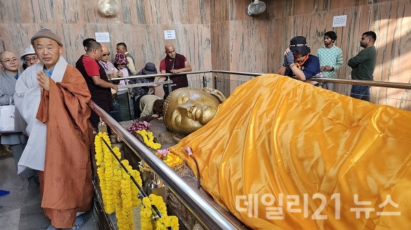 쿠시나가르 열반사(열반당)에 모셔진 열반상 앞에서 합장하고 있는 동진 스님. 쿠시나가르 열반사(열반당)에 모셔진 열반상 앞에서 합장하고 있는 동진 스님.