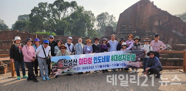 미타암 주지 동진 스님과 한국기자연합회 진승백 회장, 불자들이 성지순례에 앞서 기념촬영을 하고 있다. 미타암 주지 동진 스님과 한국기자연합회 진승백 회장, 불자들이 성지순례에 앞서 기념촬영을 하고 있다.