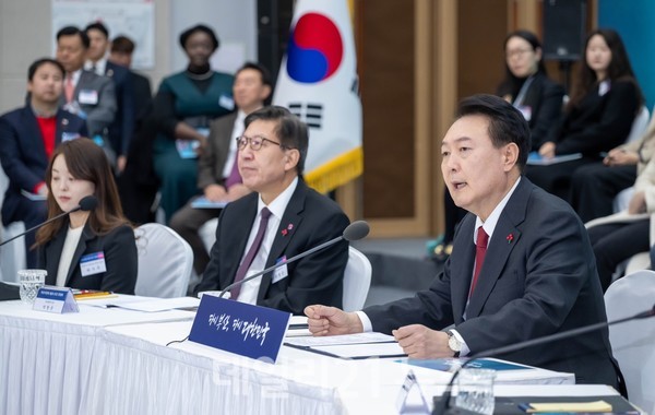 윤석열 대통령이 6일 부산 동구 부산항국제전시컨벤션센터서 열린 '부산시민의 꿈과 도전' 격려 간담회에서 발언하고 있다. 윤석열 대통령이 6일 부산 동구 부산항국제전시컨벤션센터서 열린 '부산시민의 꿈과 도전' 격려 간담회에서 발언하고 있다.