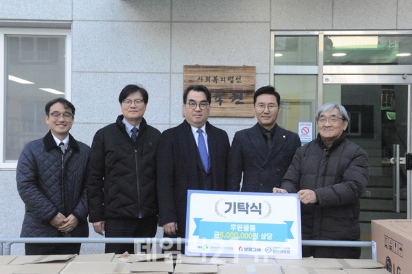 (왼쪽부터) 양산부산대병원 최민혁 공공보건의료사업실장, 양산부산대병원 이상돈 병원장, 보람그룹 오준오, 이창우 공동대표./제공=양산부산대병원 (왼쪽부터) 양산부산대병원 최민혁 공공보건의료사업실장, 양산부산대병원 이상돈 병원장, 보람그룹 오준오, 이창우 공동대표./제공=양산부산대병원