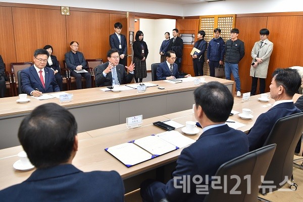 박형준 부산시장이 14일 오후 3시 시청 국제의전실에서 한국철도공사, 부산진구 관계자들과 ‘범천동 철도차량정비단 이전적지 개발사업 업무협약(MOU)’에 앞서 논의를 하고 있다.(사진제공=부산시) 박형준 부산시장이 14일 오후 3시 시청 국제의전실에서 한국철도공사, 부산진구 관계자들과 ‘범천동 철도차량정비단 이전적지 개발사업 업무협약(MOU)’에 앞서 논의를 하고 있다.(사진제공=부산시)